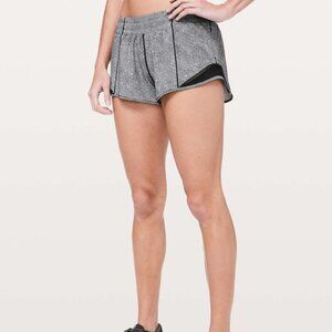 028.Lululemon Hotty Hot Short II *2.5" Dotscape Alpine White Black / Black sz 6